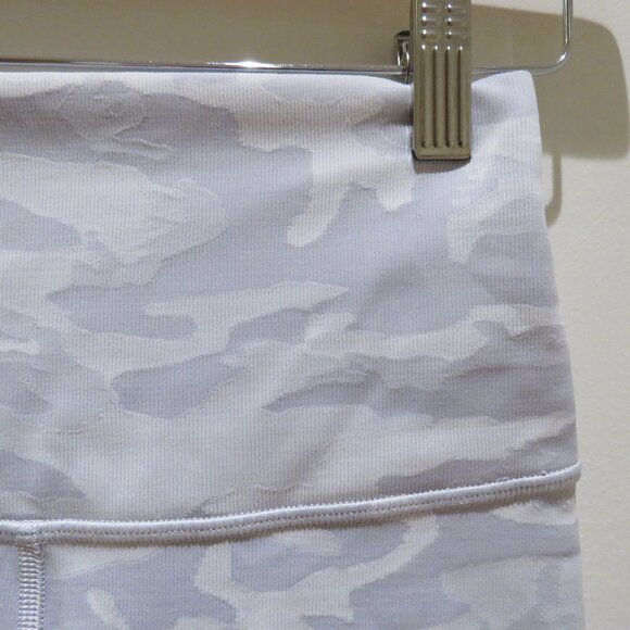 LULULEMON Wunder Under Short 10" Ribbed Incognito Camo Jacquard Alpine White 4 - Picture 5 of 13